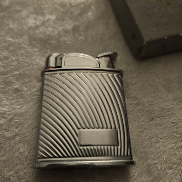 VTG Lighters "NO BUTANE" Marilyn Monroe, Racing, New in Box - Picture 6 of 13